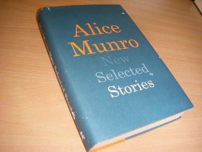 Tweedehands boek: New Selected Stories van auteur Alice Munro - Gebonden boek met licht beschadigde stofomslag. Verder netjes. Engelstalig.