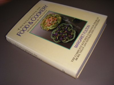 Tweedehands boek: Encyclopedia of Food and Cookery van auteur Fulton, Margaret  - In het Engels!! Kookboek. A4-formaat en tamelijk dik. Eerste druk van dit kookboek. Gebonden en met wat verkleurde stofomslag. Al met al in goede staat. 