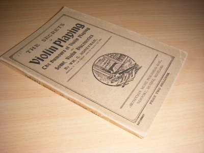 Tweedehands boek: The secrets of Violin Playing and the humours of Violin Playing and soms Violin Discoveries van auteur Honeyman, Wm. C.  - Paperback, plms 1920, geillustreerd, enkele potloodaantekeningen in de kantlijn. In goede staat.