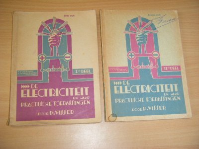 Tweedehands boek: De Electriciteit en haar Practische Toepassingen DEEL 1+2 van auteur P. Visser - Deel 1 in een 11e druk, deel 2 in een 8e druk. Wat sporen van gebruik, zoals wat aantekeningen en aandachtsstreepjes, maar nog een redelijk goede set.  Leerboek voor het Nijverheidsonderwijs in de jaren 50.