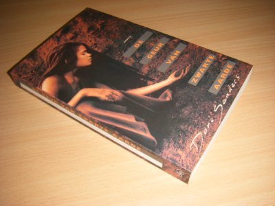 Boek met de titel: De geur van zwarte aarde