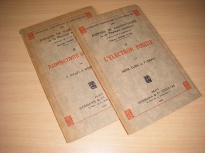 Boek met de titel: [twee boekjes:] II - l'electron positif [en] III - Radioactivite artificielle