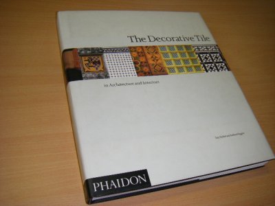 Tweedehands boek: The Decorative Tile.  van auteur  Herbert; Tony  and  Kathryn Huggins - Engelstalige editie. Gebonden met stofomslag, in zeer goede staat. 30 x 26 cm.