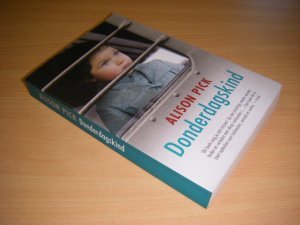 Boek met de titel: Donderdagskind