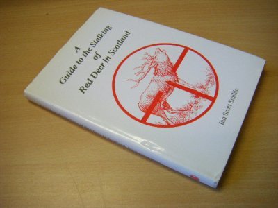Tweedehands boek: A Guide to the Stalking of Red Deer in Scotland [signed by author] van auteur Smillie; Ian Scott - Engelstalig boek over het jagen op rendieren. Gesigneerd, hardcover met omslag, een verwaterde koffievlek van enkele vierkante centimeters op voor- en achterschutblad.