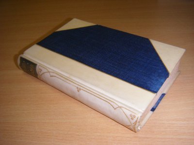 Tweedehands boek: The Lyric poems of Edmund Spenser van auteur Spenser, Edmund; Ernest Rhys, (ed.) - Een prachtig leergebonden Engelstalig boekje,  15 x 10 cm., met voorin een oud exlibris van William Henry Parr, en een nieuwer exlibris, met naamstempeltje. Goud op de bovensnee, gouden rugbelettering. Schatting plm 1920. 