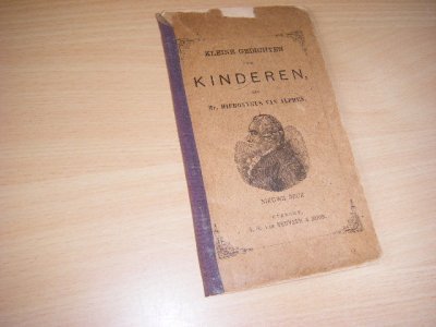 Tweedehands boek: Kleine gedichten voor kinderen.  van auteur Alphen, Hieronymus van  - Bevat 66 gedichten zonder plaatjes.Bovenzijde voorkant beschadigd, Redelijk exemplaar. Jaartal volgens KB. 