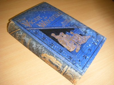 Tweedehands boek: The Vicar of Wakefield.  van auteur Goldsmith, Oliver - Engelstalig boek met12 zwartwitfoto's.  De voorkant is door waterschade aangetast, de achterkant wat minder. De rug is bovenaan beschadigd, onderaan een beetje minder, De band begint los te raken, er zit een exlibris en exlibrisstempel in. Maar de foto's zijn in goede staat. W.A.F. 