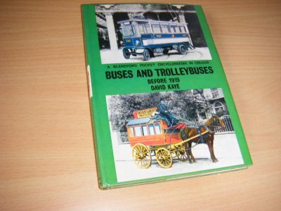 Tweedehands boek: The Pocket Encyclopaedia of Buses and Trolleybuses Before 1919 van auteur Kaye, David  - Gebonden met stofomslag, in zeer goede en frisse staat. 