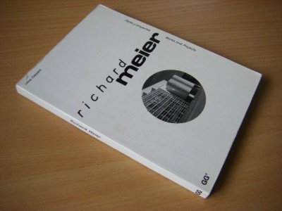 Tweedehands boek: Richard Meier - Obras Y Proyectos - Works and Projects van auteur Cassarà, Silvio  - Paperback, in goede staat, TEKST in het Spaans en ENGELS. 
