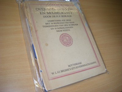 Tweedehands boek: Over stijl in bouw- en meubelkunst.  van auteur Berlage, Dr. H.P.  - Stofomslag is in slechte staat; gebonden boek is netjes. Schutblad beschreven. 