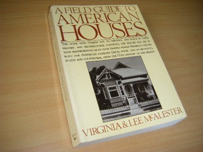 Tweedehands boek: A Field Guide to American Houses van auteur Virginia and Arcie Lee McAlester - Paperback, in het Engels. Gebruikt, in goede staat. 