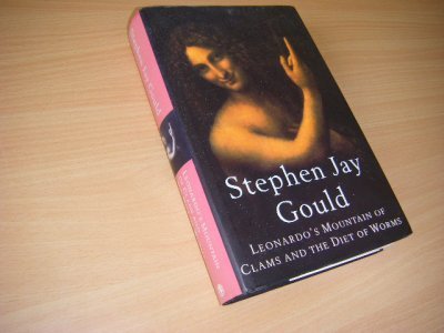 Tweedehands boek: Leonardo's Mountain of Clams and the Diet of Worms.  van auteur Gould, Stephen Jay  - Gebonden met stofomsag. In het Engels, in zeer goede staat.