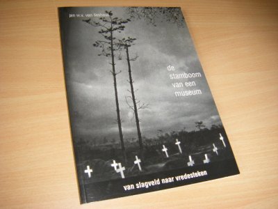 Boek met de titel: De stamboom van een museum. Deel II, van slagveld naar vredesteken