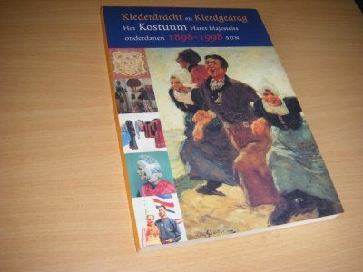 Tweedehands boek: Klederdracht en kleedgedrag van auteur Verhoeven, Dolly - Paperbck, 30 x 21 cm. Als nieuw. 