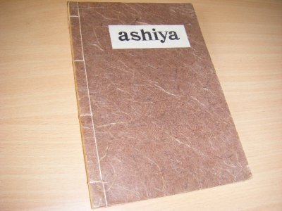 Tweedehands boek: Ashiya van auteur Strickland, Bob ; Clif Karhu (ill.)  - Boekje begint zowel voor als achter met resp Engels / Japanse tekst. Japanse binding. In nette staat. Voorin opdracht van Tokiko ; tranlated bij Komiko, 1980. Middenin fotokatern. 