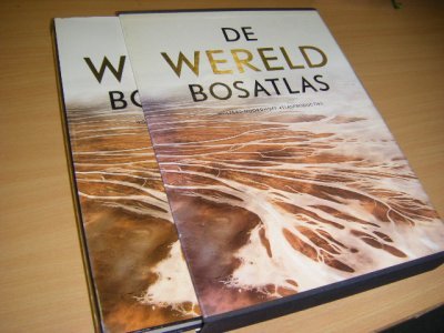 Tweedehands boek: De Wereld Bosatlas van auteur Wolters-Noordhoff - Grote hardback, 37 x 28 cm., in cassette, doos heeft zeer kleine beschadiging, atlas is als nieuw.