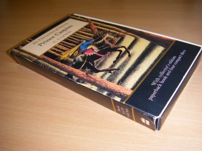 Tweedehands boek: Prince Caspian, The Return to Narnia van auteur Lewis, Clive Staples - 4CD's plus Pocket book in box. In English language.  Doosje is aan de hoeken wat beschadigd, maar het is een leuk setje. Misschien om Engels te leren? Het boekje alleen is het al waard. Het is een nette en in goede staat verkerende pocket uit 1998, met kleurillustraties. 