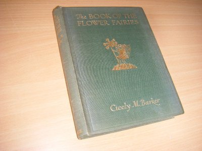 Tweedehands boek: The book of flower rairies van auteur Barker, Cicely M.  - Groenlinnen band met goudopdruk. Kleine inktvlek op ondersnee, zichtbaar op ca. 12 rijmpjes en prentjes. 