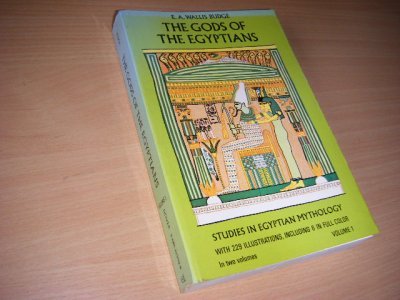 Tweedehands boek: The Gods of the Egyptians.  van auteur Wallis Budge, Sir Ernest Alfred  - Engels. With many illustrations including hieropglyphics. Paperback, in goede staat