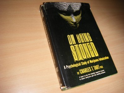 Tweedehands boek: On Being Stoned van auteur Tart, Charles T.  - Engelstalig standaardwerk; linnengebonden in zeer goede staat, met vooral aan de bovenzijde beschadigde stofomslag. 