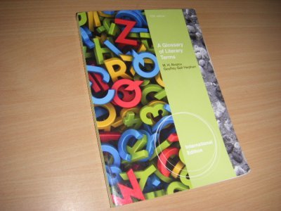 Tweedehands boek: A Glossary of Literary Terms van auteur Abrams,  Meyer Howard  ; Geoffrey Galt Harpham - Engelstalig. Paperback. Let op! De hoeken aan voor- en achterkant onderzijde hebben de neiging tot ezelsoren (krullen iets om). Verder in redelijk tot goede staat. 