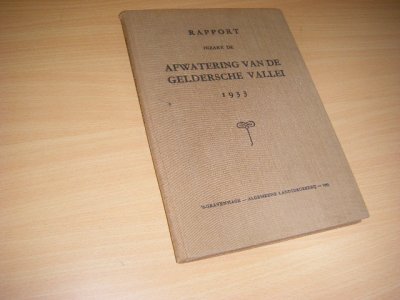 Tweedehands boek: Rapport inzake de afwatering van de GelderscheVallei 1933 van auteur  - Linnengebonden. Boek zowel als bijlagen zijn in perfecte staat. [in totaal 4 bijlagen]. 