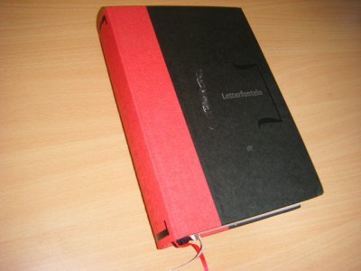 Boek met de titel: Letterfontein (over drukletters)