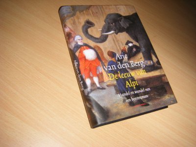 Boek met de titel: De leeuw van Alpi. Handel en wandel van een beestenman