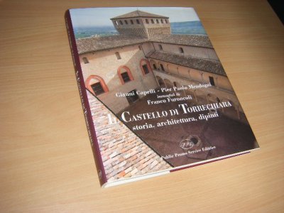Tweedehands boek: Il Castello di Torrechiara. Storia, architettura, dipinti van auteur Capelli, Gianni; Pier Pao;o Mendogni - Gebonden boek met stofomslag, italiaanse tekst, fraai geillustreerd tussen de tekst. Kleurenfoto's achterin hebben ook bijschriften in het Frans en Engels.  In goede staat. 