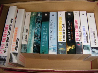 Tweedehands boek: [Twaalf Engelse thrillers van deze schrijver. NIET LOS TE KOOP] van auteur Robinson, Peter - Alle boeken zijn paperbacks, in het ENGELS  en in goede tot zeer goede staat, met voorin een naamstempeltje. 
