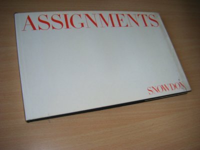 Tweedehands boek: Assignments van auteur Antony Armstrong-Jones Earl of Snowdon - Oblong hardcover met omslag, in goede staat. 19 x 30 cm. 