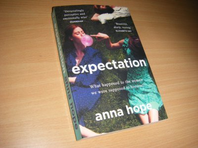 Tweedehands boek: Expectation van auteur Anna Hope - Engelstalige paperback, in zeer goede staat