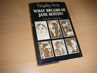 Tweedehands boek: What Became of Jane Austen? van auteur Kingsley Amis - Essays over literatuur, in het Engels. Gebonden met aan de randen wat sleetse omslag. Ruikt iets kelder-achtig. Schutblad met naam/prijs. 
