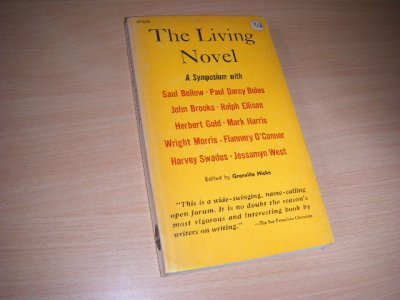 Tweedehands boek: The Living Novel van auteur Hicks, Granville - Engelstalige pocket, in goede staat. 