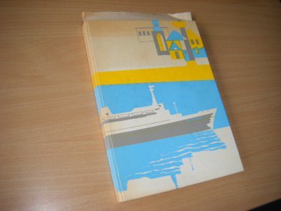 Tweedehands boek: Bouwnummer 300 SS Rotterdam van auteur Houter, F. den; D.Herlaar (layout, ill.) - Boek is in goede staat, maar aan de binnenkant zowel als aan de achterkant zowel als op de schutbladen zijn plakbandrestanten. Bovendien staat voorin een naam en datum. Bovenkant voor is verkleurd. Er zijn enige ter zake doende krantenartikelen los toegevoegd. 