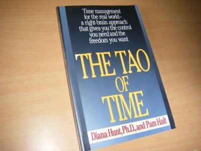 Tweedehands boek: The Tao of Time van auteur Scharf-Hunt, Diana ; Pam Hait - Engelse editie, based on eastern wisdom. Paperback, in goede en nette staat.  