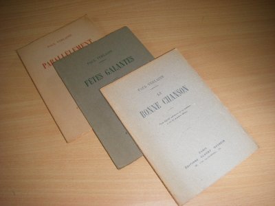 Tweedehands boek: [DRIE DICHTBUNDELS, niet los te koop] La Bonne Chanson, Fetes Galantes [et] Parallelement van auteur Verlaine, Paul  - Drie dunne paperbacks, in zeer goede staat. 