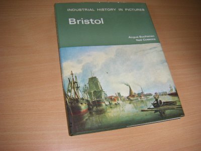 Tweedehands boek: Bristol. Industrial History in Pictures van auteur Buchanan, Angus; Neil Cossons - Engels. Gebonden met omslag. Voorin zit anzichtkaart geplakt, Verder in zeer goede staat. 