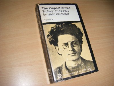 Tweedehands boek: The prophet armed. Trotsky 1879-1921 Volume 1 van auteur Deutscher, Isaac - Paperback, Engelstalig. In goede staat. Leeslijnen op de rug. 