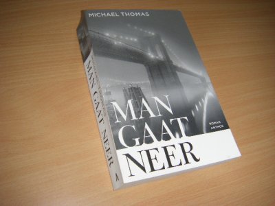 Boek met de titel: Man gaat neer