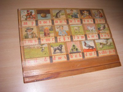 Boek met de titel: Hoogeveens Leesplankje. Aap noot mies... etc. 