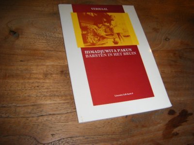 Tweedehands boek: Barsten in het bruin van auteur Himadjuwita Pakun - Dunne paperback, in zeer goede staat. Debuut. 
