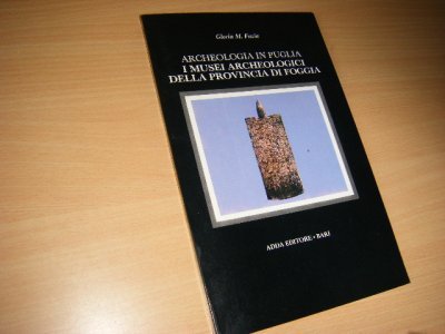 Tweedehands boek: Archeologia in Puglia I Musei Archeologici della provincia di Foggia van auteur Fazia, Gloria M.  - Paperback, italiaanse tekst, geillustreerd. 