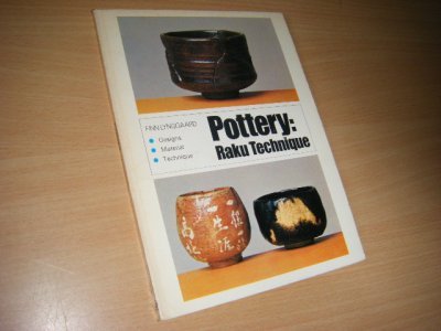 Tweedehands boek: Pottery: Raku Technique van auteur Lynggaard, Finn  - Engelstalige paperback, in goede staat.