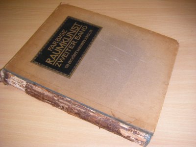 Tweedehands boek: Farbige Raumkunst. Zweiter Band van auteur Baer, C.H.  - Duitstalige band in slechte staat, rug vrijwel verdwenen. De 120 prenten zijn fris en netjes; enkele met potloodaantekeningen in de marge (mogelijk passe-partoutmaten).
