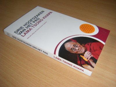 Tweedehands boek: Drie hoofdzaken van het pad.  van auteur Lama Tsong Khapa - Knakje voorin, rest zeer goed