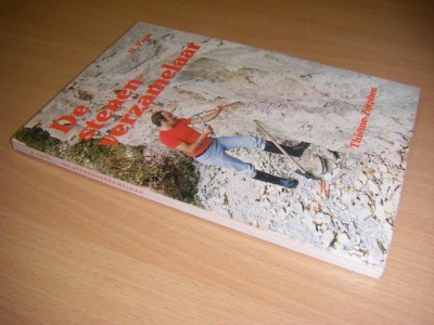 Tweedehands boek: De steneneverzamelaar van auteur Pape, Hansgeorg - Paperback, in redelijke staat. Rug vertoont slijtage. 