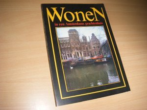 Boek met de titel: Wonen in een Amsterdams grachtenhuis