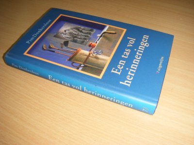 Tweedehands boek: Een tas vol herinneringen van auteur Pim Donkersloot - Gebonden met omslag. Schutblad voorin beschreven. Verder in zeer goede staat. 